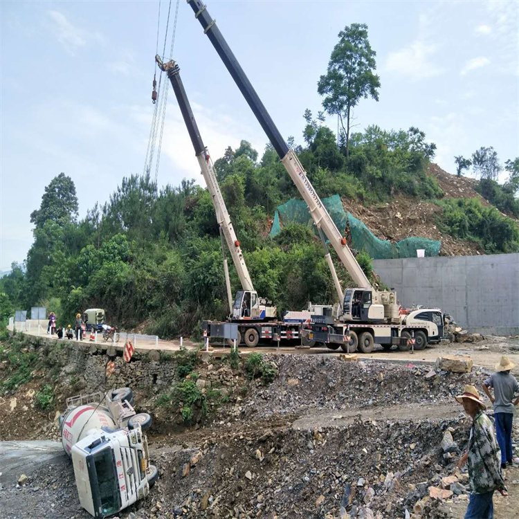 镇远汽车掉沟里叫吊车救援要多少钱